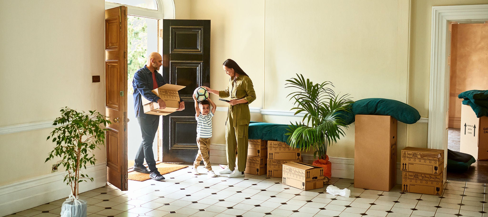 Família se mudando para uma nova casa. 