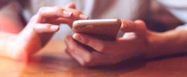 携帯電話をスクロールする手