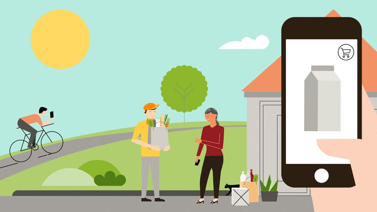 Rajzolt jelenet: futár élelmiszert ad át egy nőnek a háza előtt, miközben egy nagy telefonképernyőn online vásárlási felület látható; háttérben bicikliző ember és napos táj.