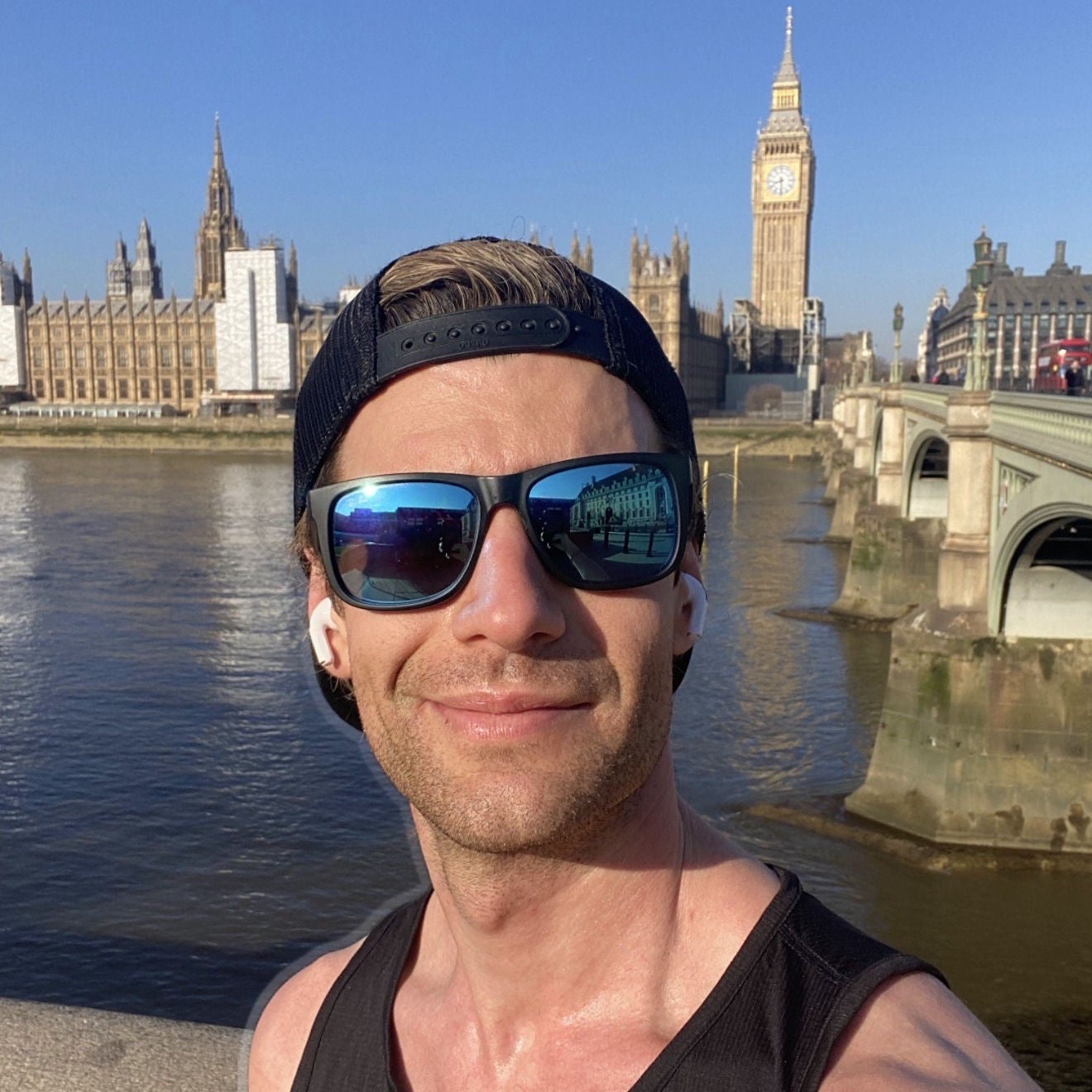 Ben Carty în timpul unei alergări prin Londra, cu Big Ben în depărtare. 