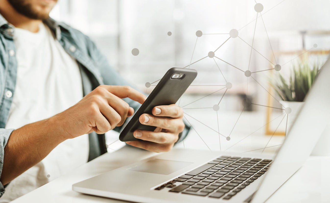 Homme au téléphone devant un ordinateur portable HP