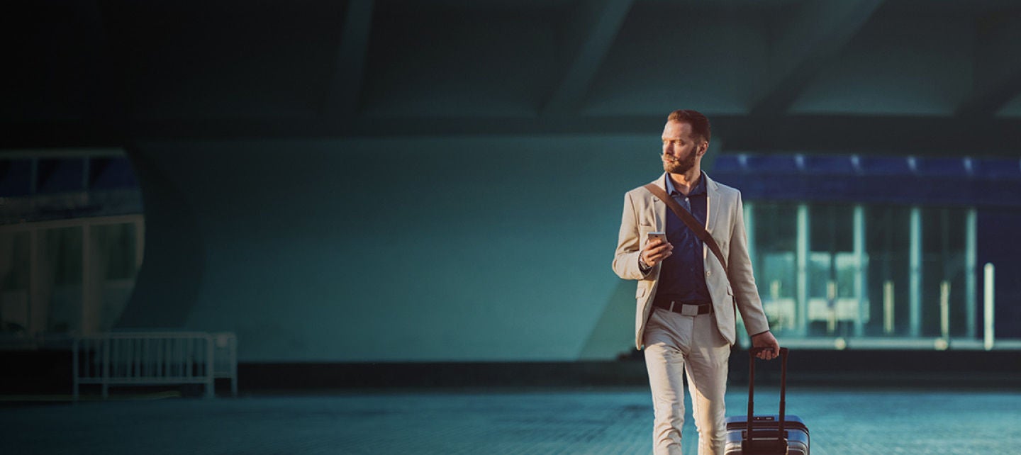 muž s kufrem a telefonem