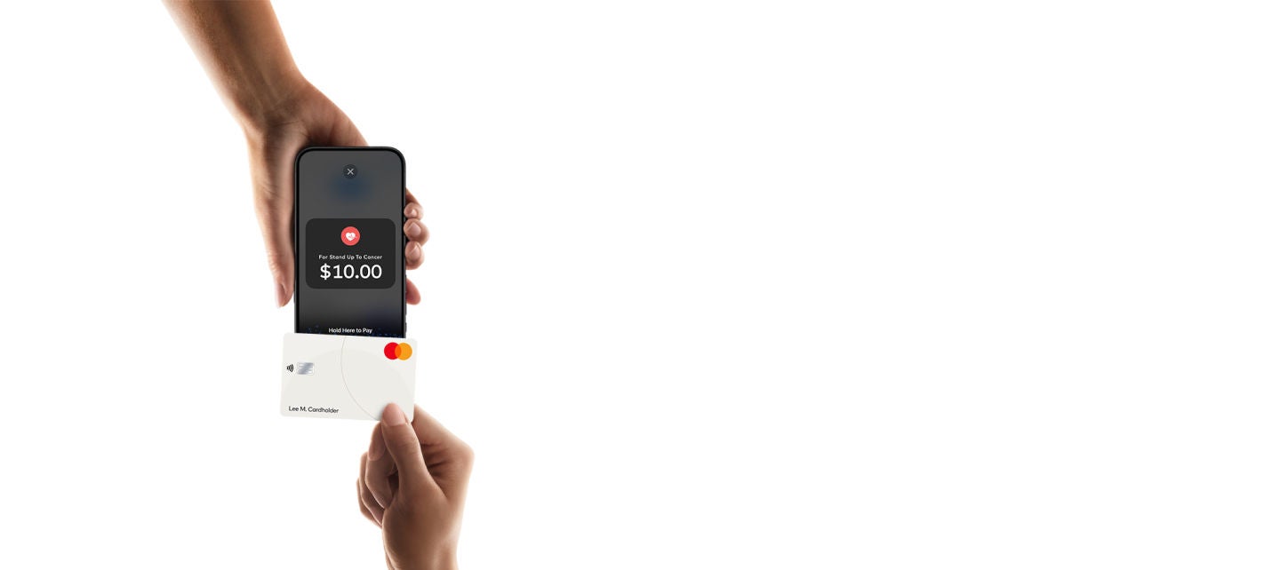 הקשה על כרטיס אשראי באייפון לצורך תשלום.