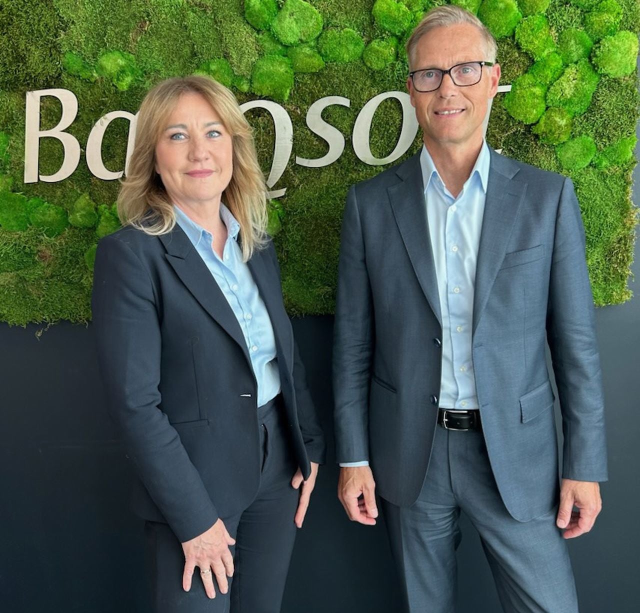 Camilla og Sindre poserer sammen på Mastercard-arrangement 12. juni 2025.