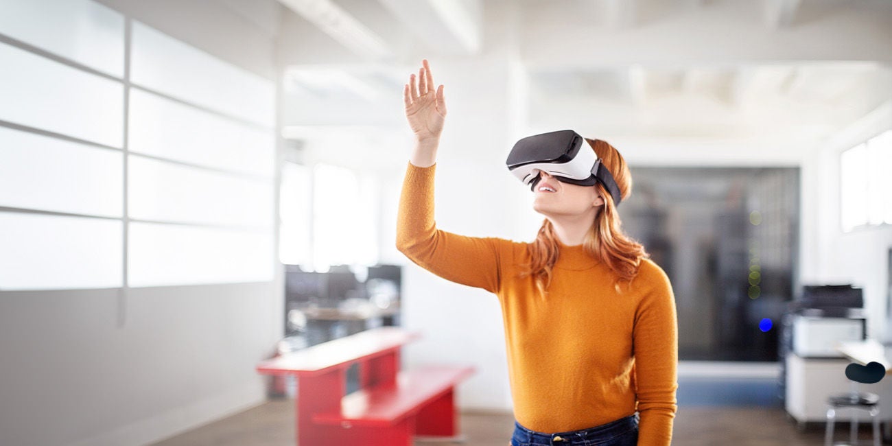 Kobieta w okularach VR 