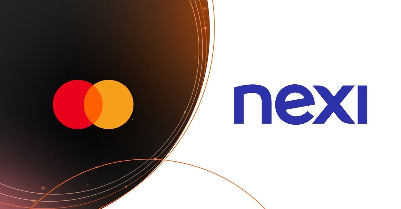 Representanter fra Mastercard og Nexi håndhilser foran en bakgrunn med logo.