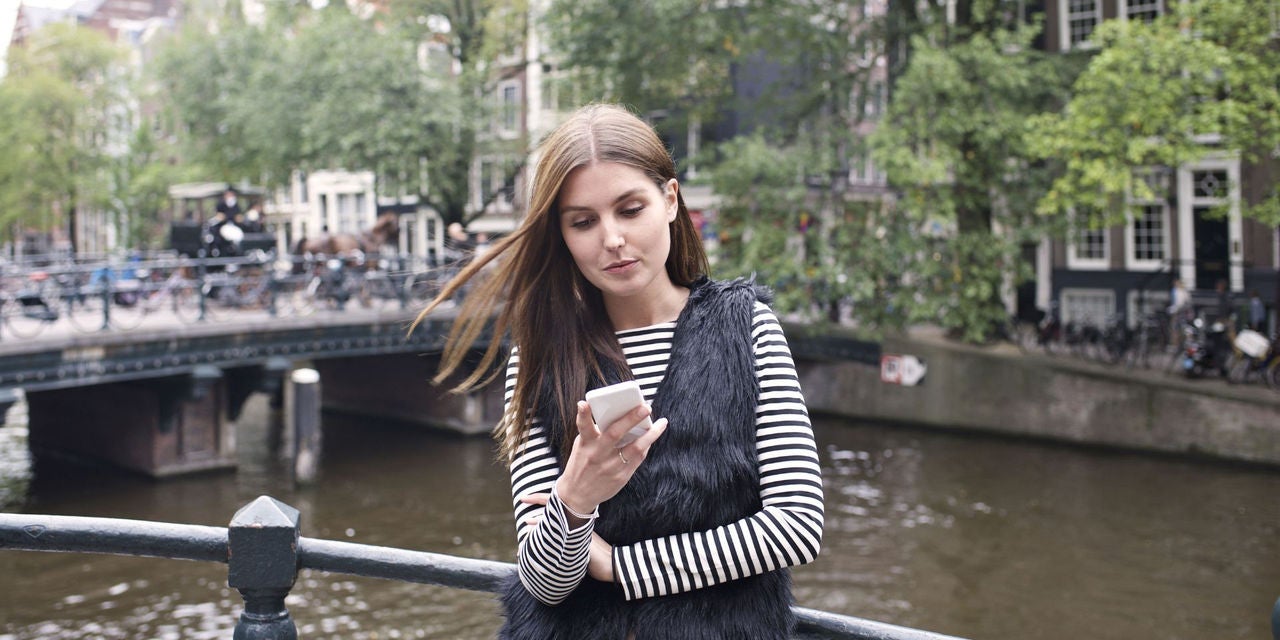 Femme au téléphone devant l'eau