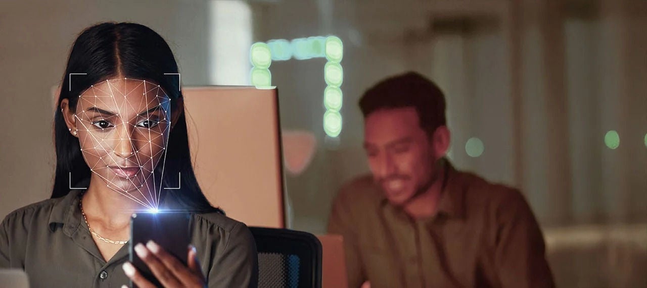 גבר מואר באור רך וזוהר, היוצר ניגוד בולט על הרקע הכהה.