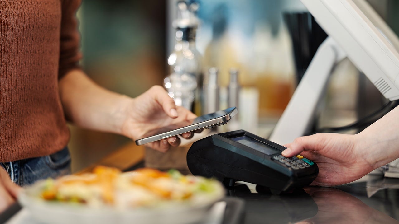 Gros plan sur une transaction de paiement par téléphone mobile