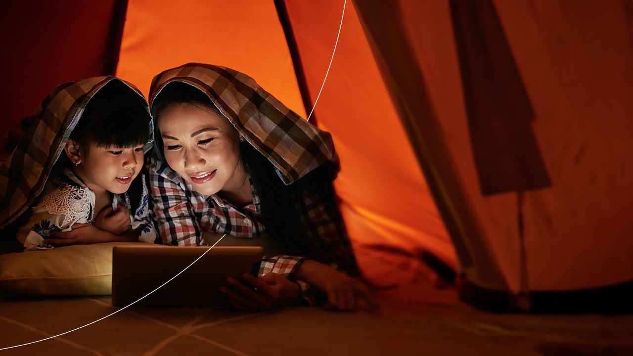 אמא וילד מביטים במחשב נייד.