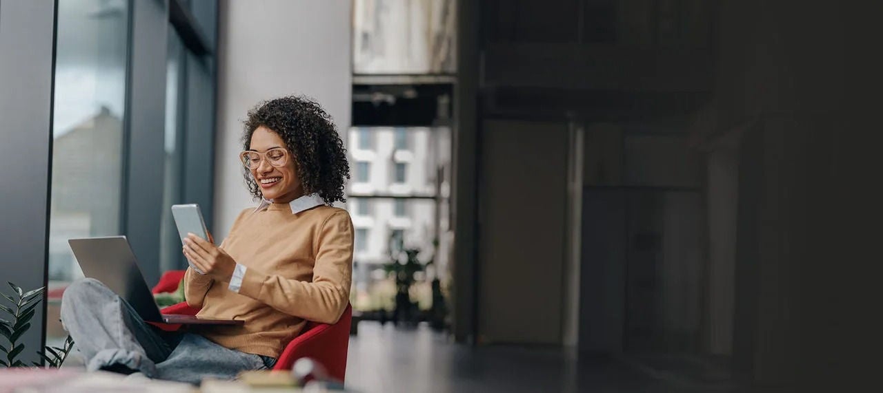 אישה משתמשת במכשירים במשרד מודרני.