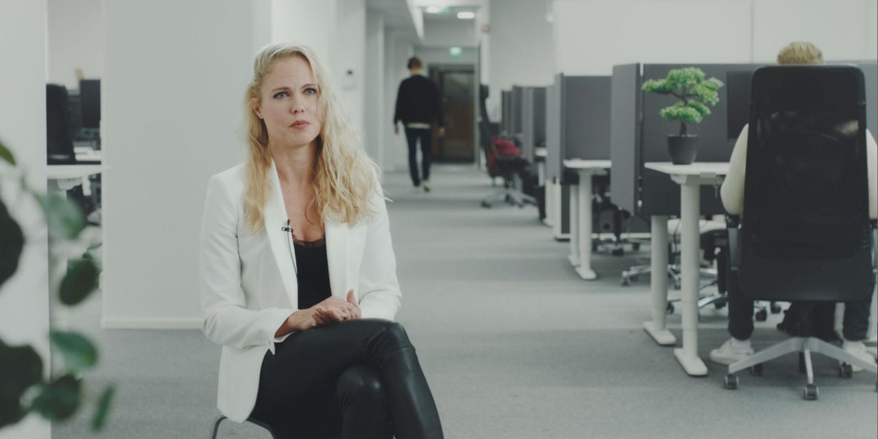 Frau, die im Büro interviewt wird