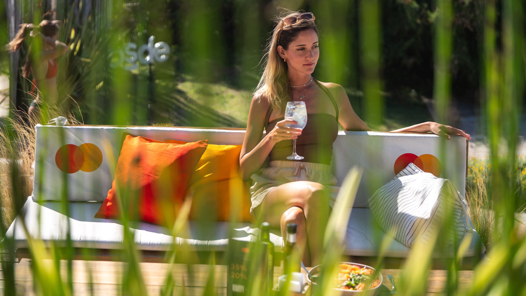 Personas disfrutando de un museo.