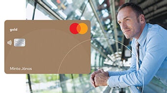 Gold Mastercard bankkártya üzletemberrel a háttérben