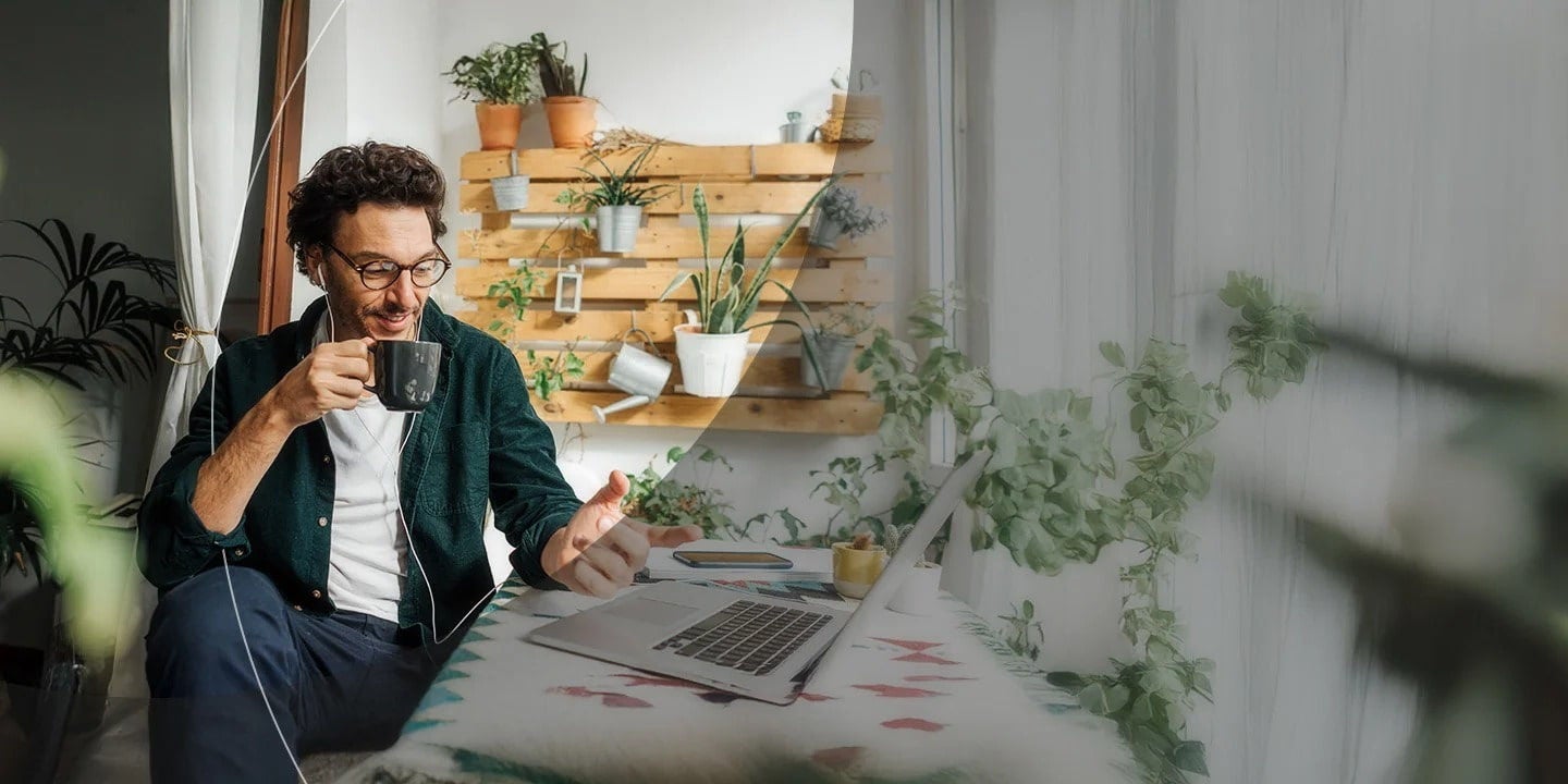 גבר עם מחשב נייד שותה קפה.