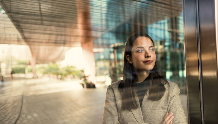 Женщина смотрит в окно