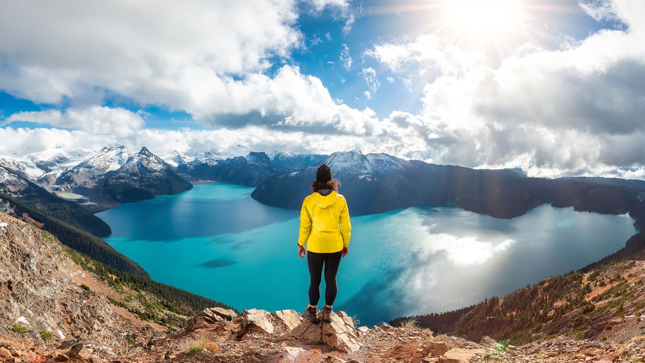 Donna che fotografa paesaggio