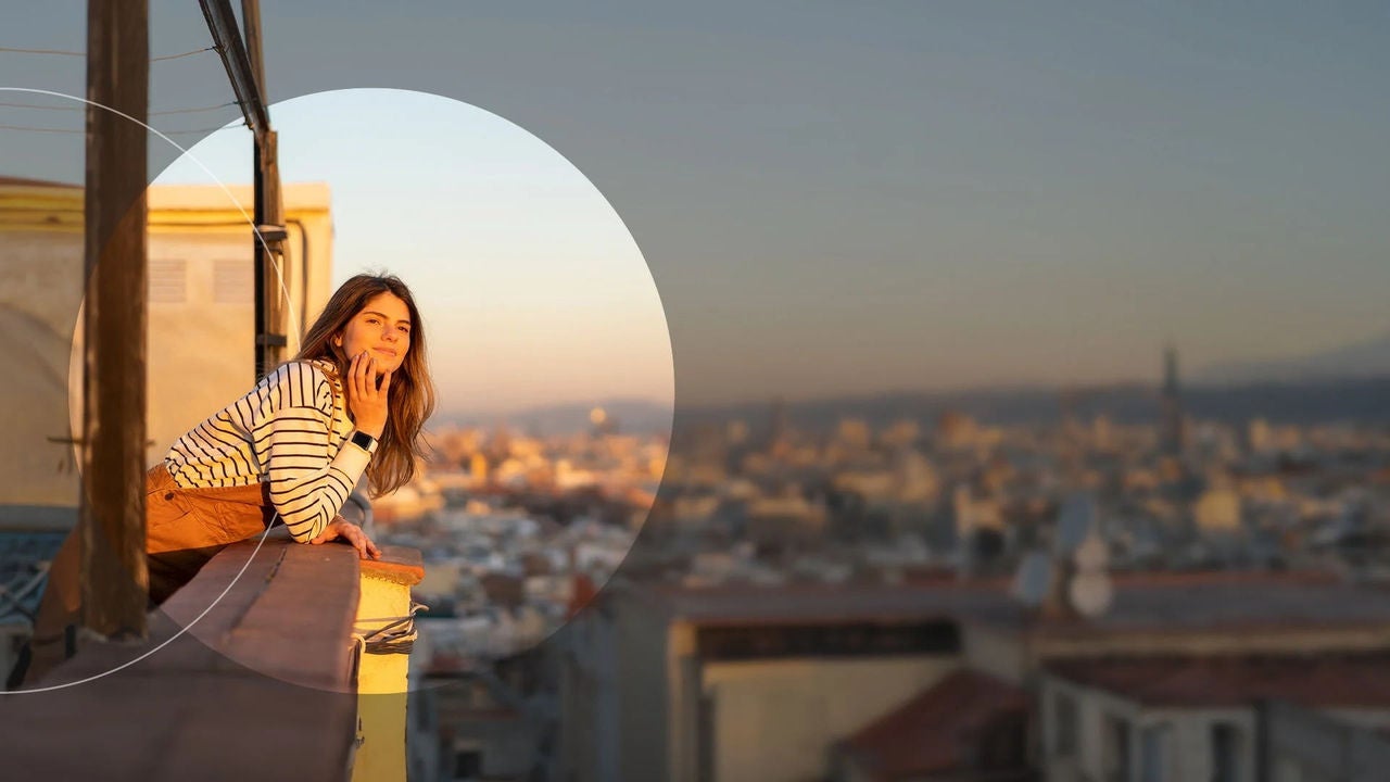 ילדה במרפסת המשקיפה על העיר.