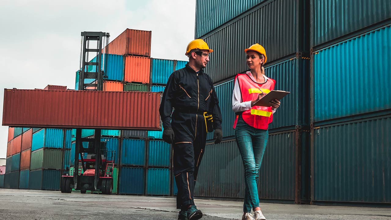 Arbeiter vor Containern