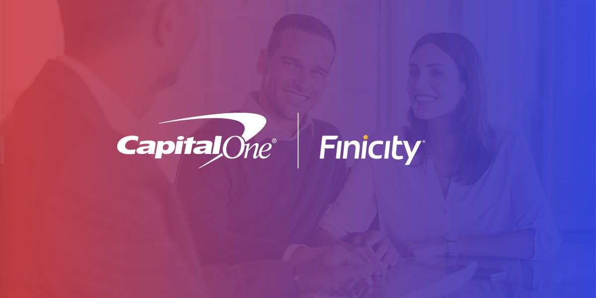 人們面帶微笑，背景是 Capital One 和 Finicity 的標誌。