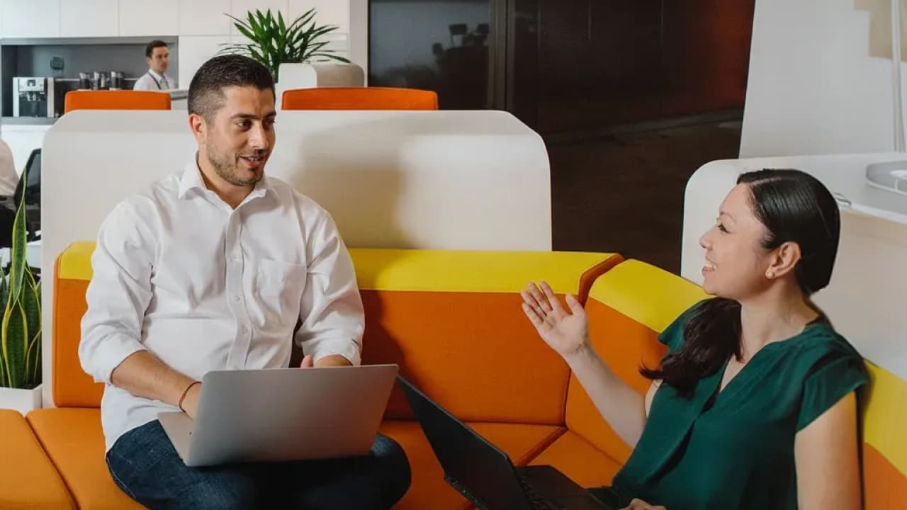 des collègues au bureau qui discutent