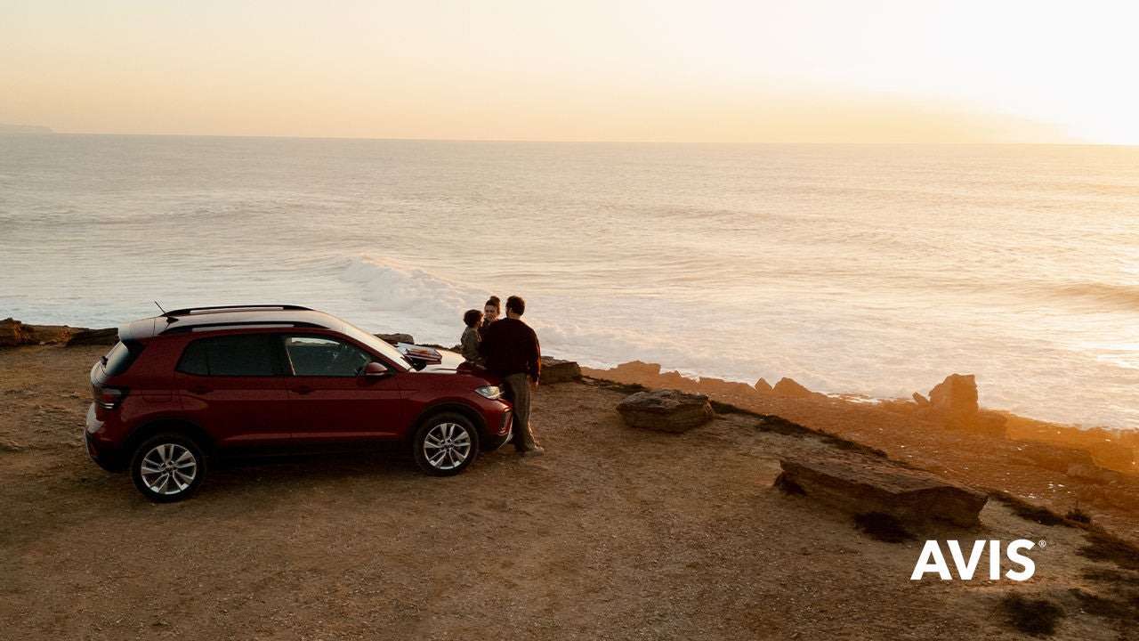 famiglia con auto ferma ammira paesaggio 
