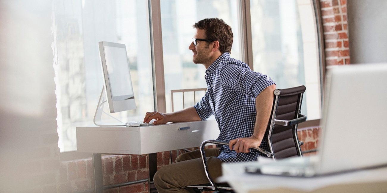 Un hombre trabajando desde casa
