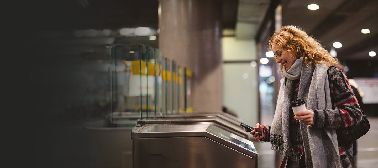 Gənc qadın metroda ödəniş etmək üçün kliklədi