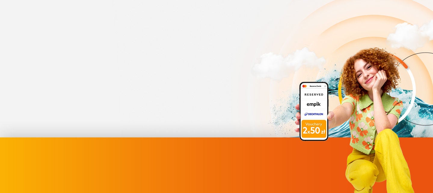 Uśmiechnięta kobieta na pomarańczowym tle w geście wyciągnietej ręki z telefonem