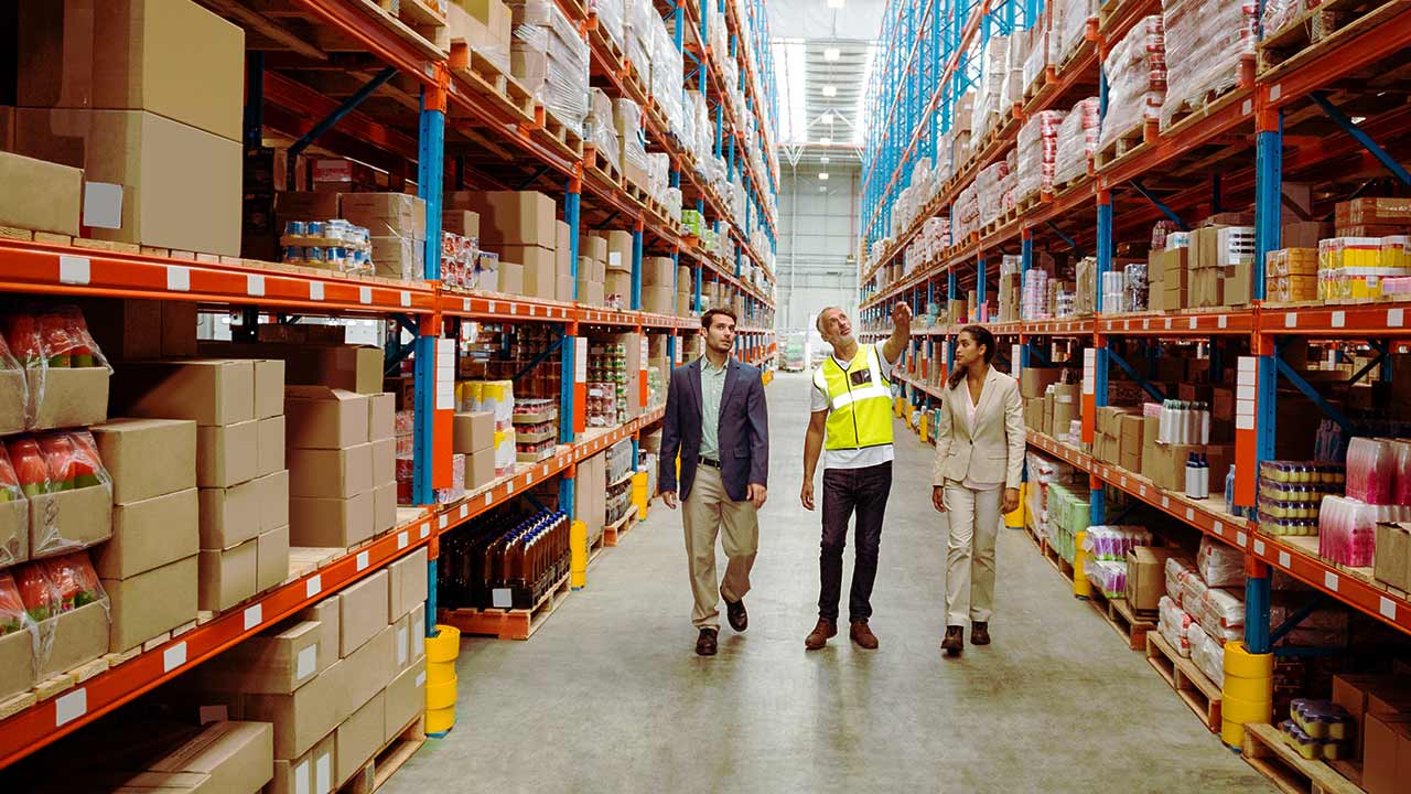 Menschen in einer Lagerhalle