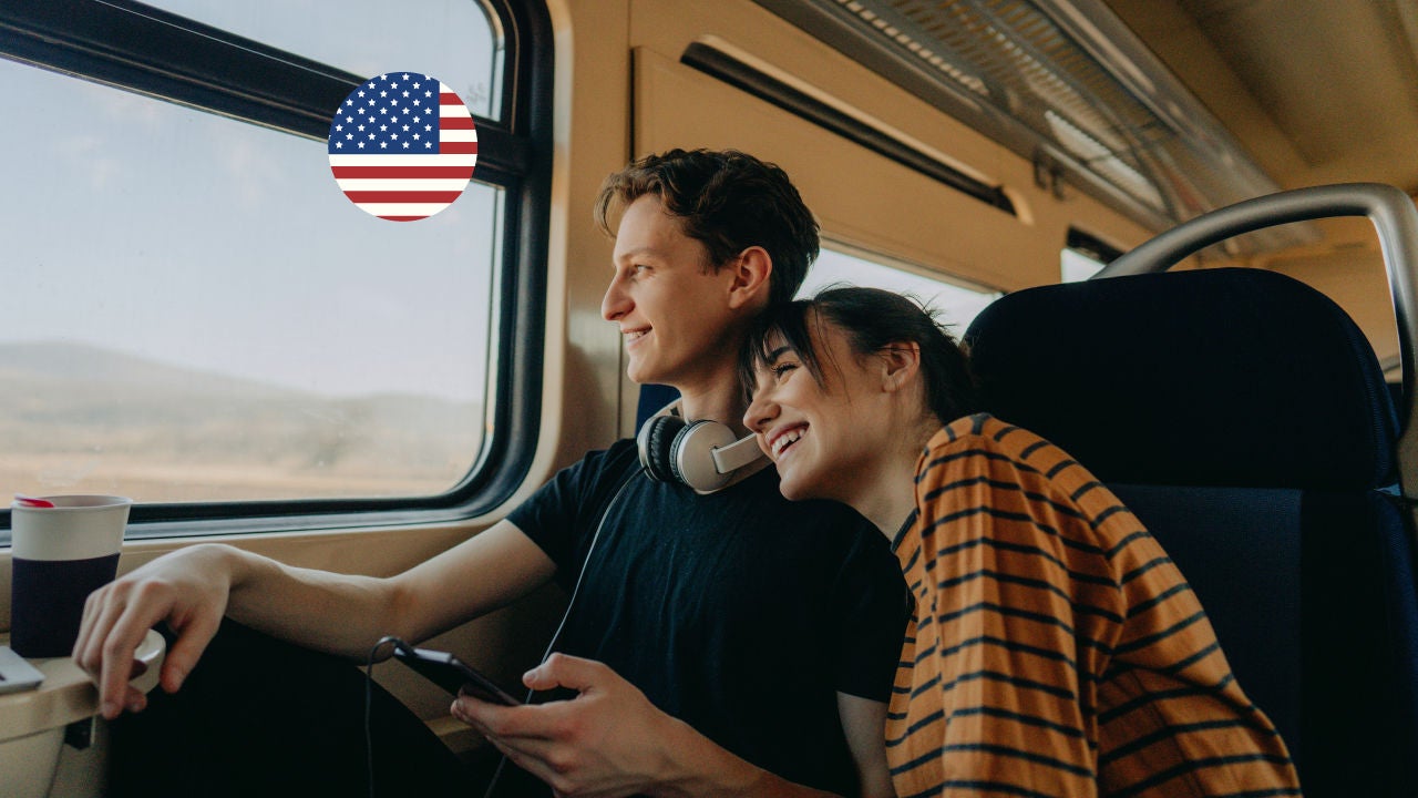 Personas disfrutando de un museo.