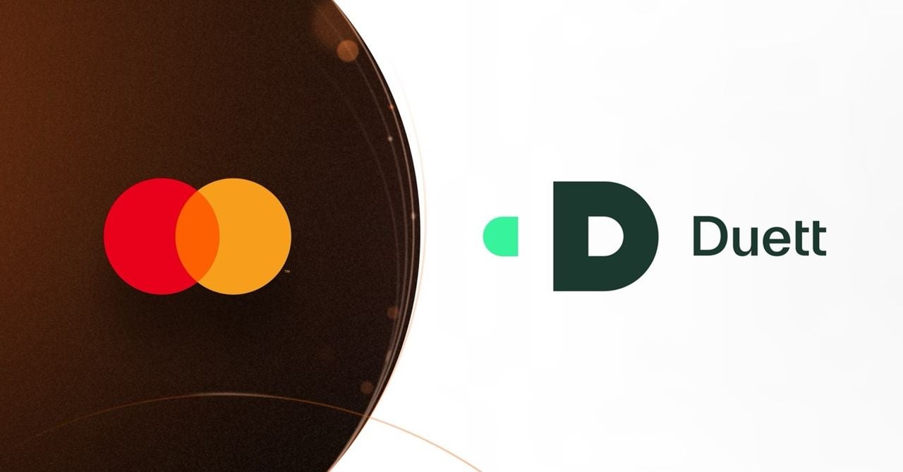 To personer står sammen og smiler foran en bakgrunn med Mastercard-logo.