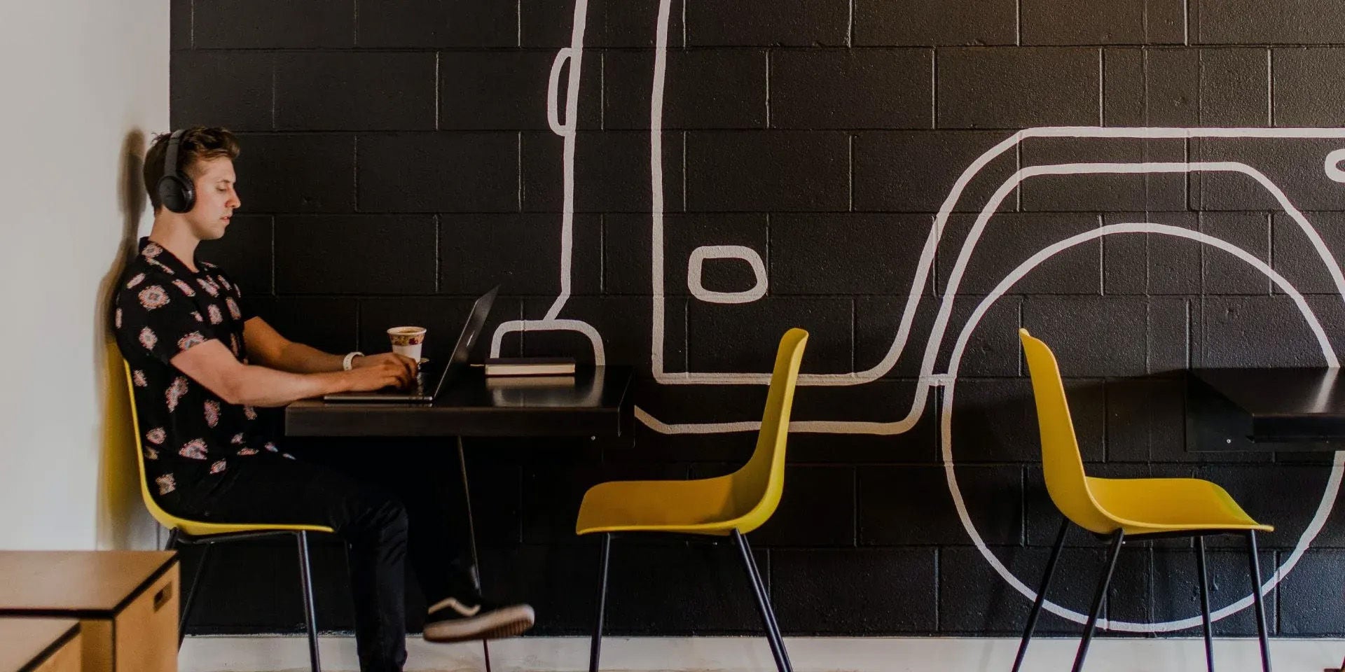 Férfi az íróasztalnál dolgozik