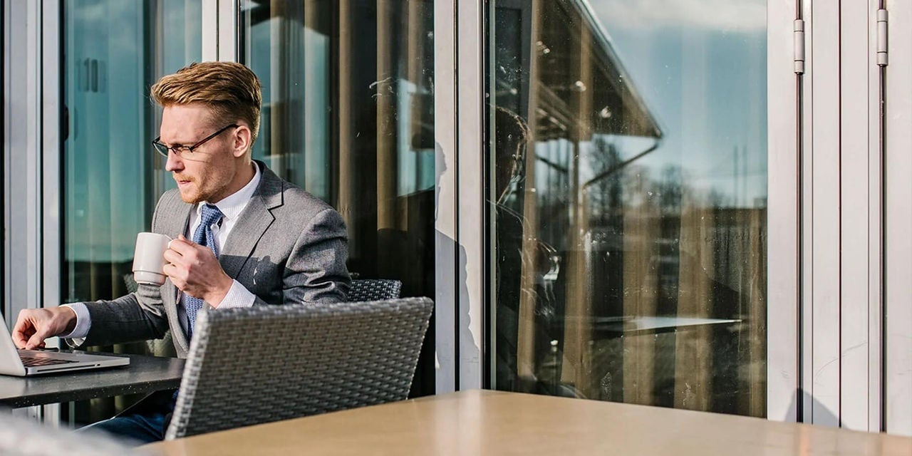 עובד בנק שותה קפה