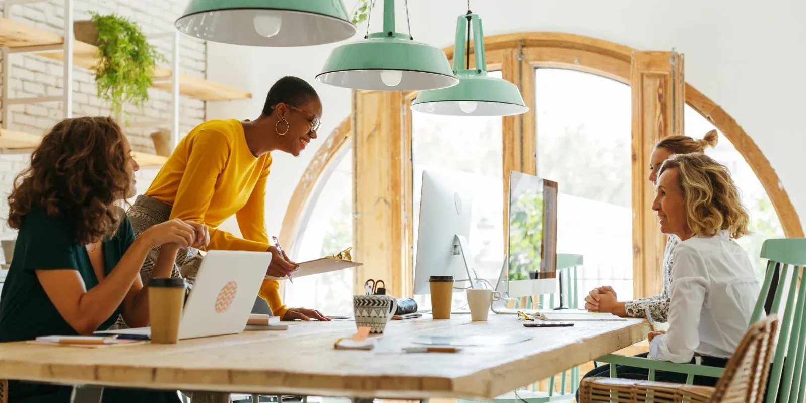 Trois femmes font un brainstorming autour d’une table
