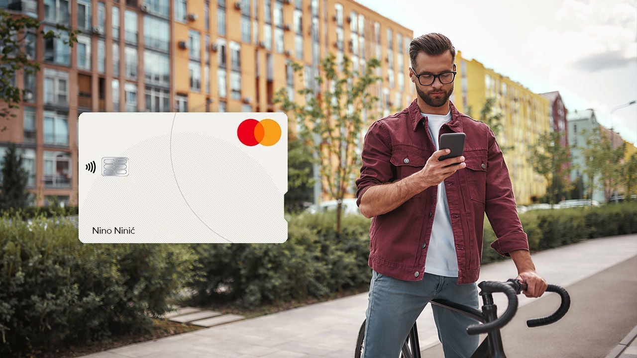 Čovjek na biciklu i prikaz Mastercard kreditne kartice.