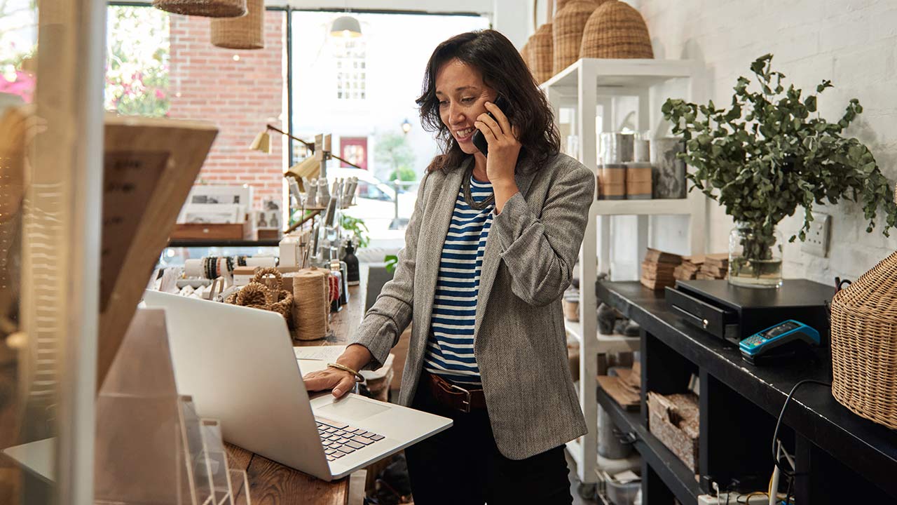 Propriétaire d’un petit magasin au téléphone.