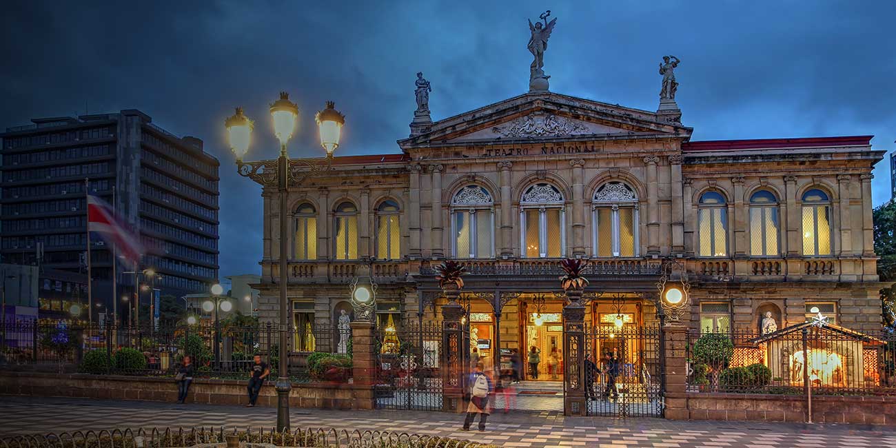 Aficionados disfrutando de un partido en un estadio.