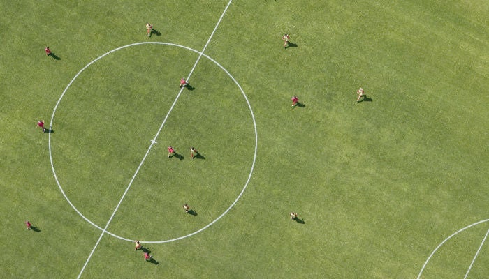 Luftaufnahme eines Fußballspiels