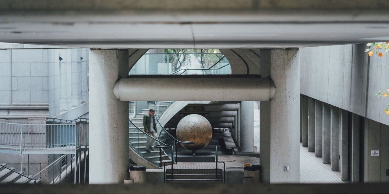 Photo d’un bâtiment en béton avec une grande sphère