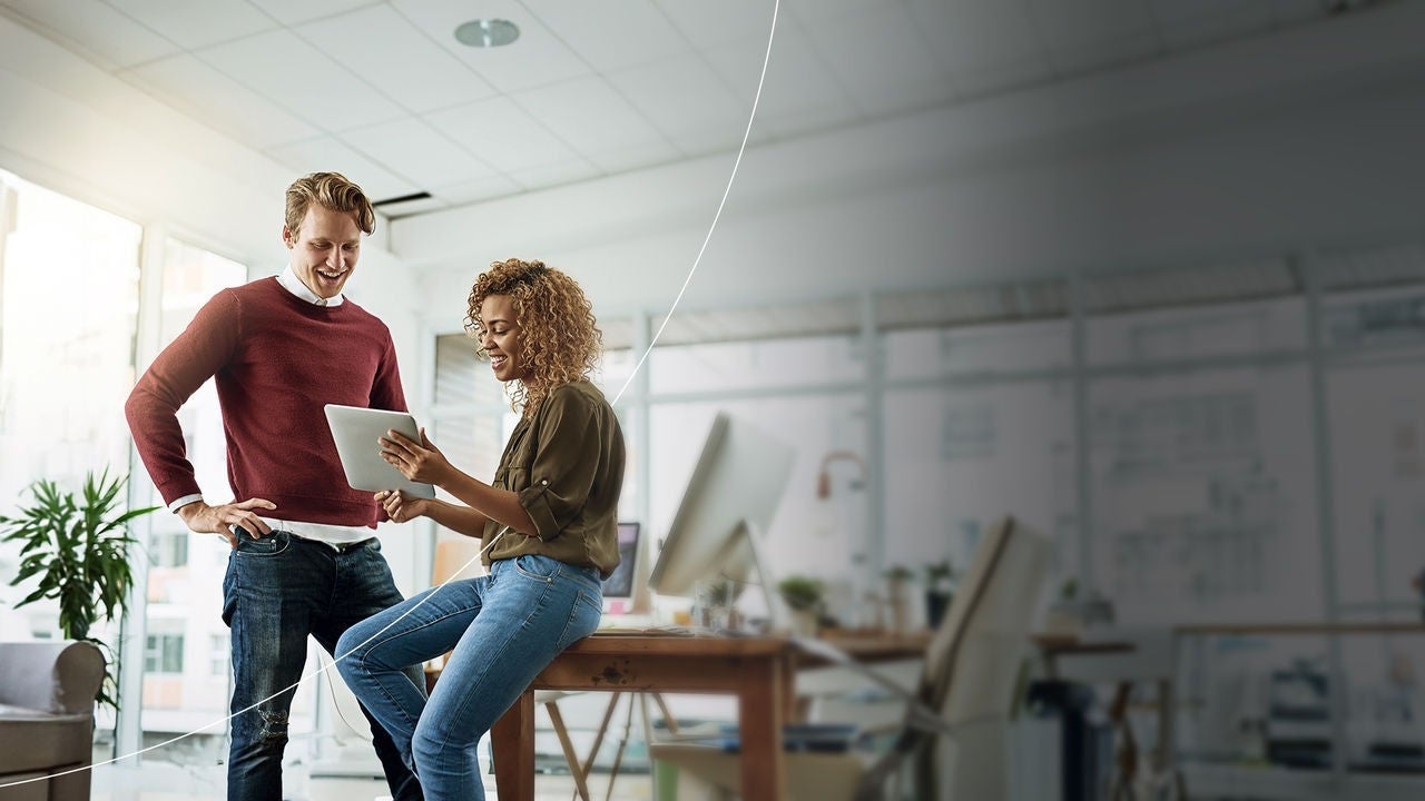 שני עמיתים לעבודה סוקרים פתרון תשלום באייפד.