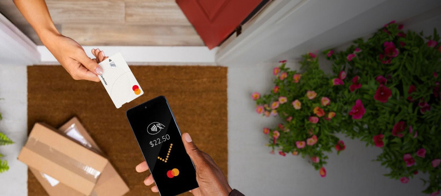 صورة توضح كيفية استخدام بطاقة ائتمان على جهاز محمول لإجراء المعاملات.