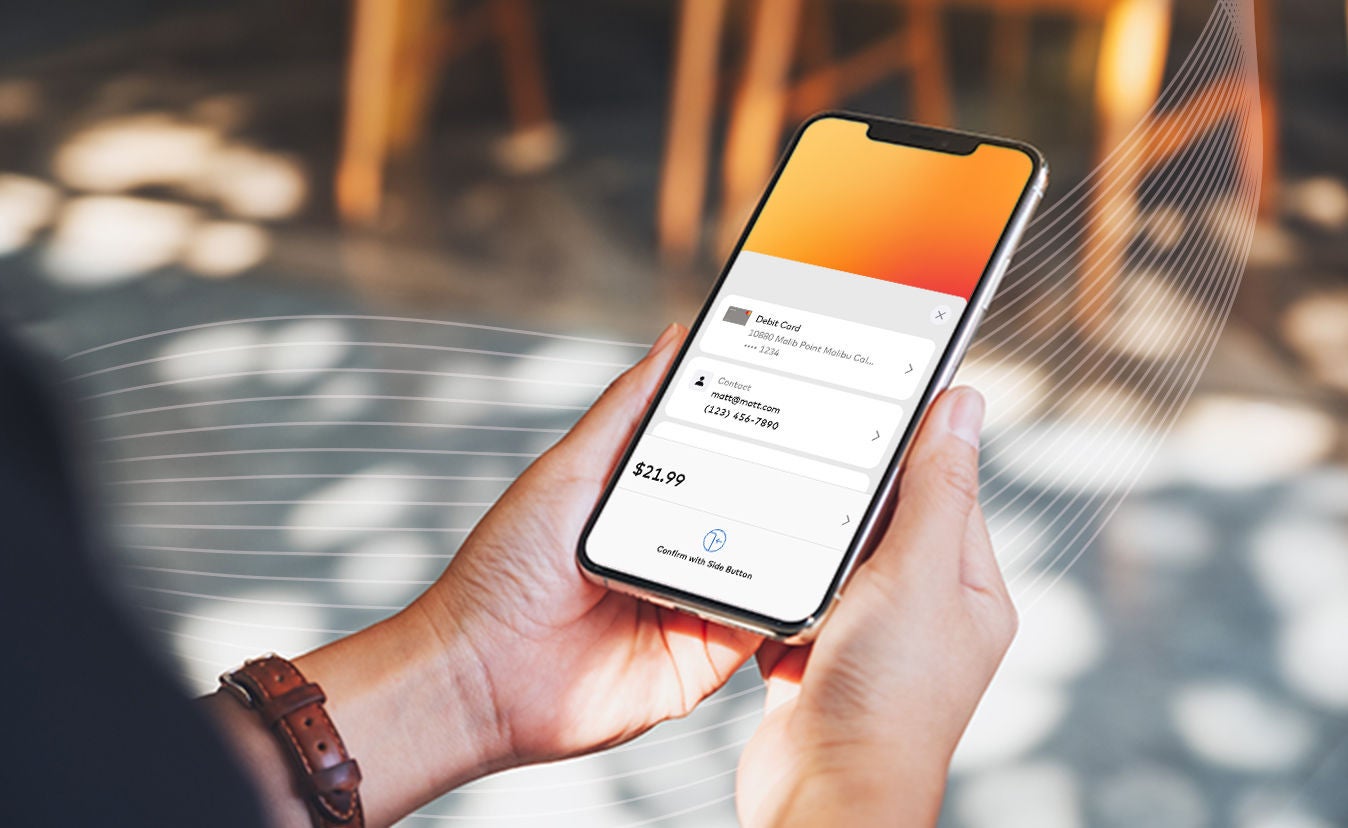 Femeie ținând un telefon