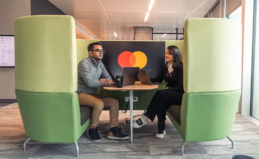 Mastercard-ის თანამშრომლები სტენდთან