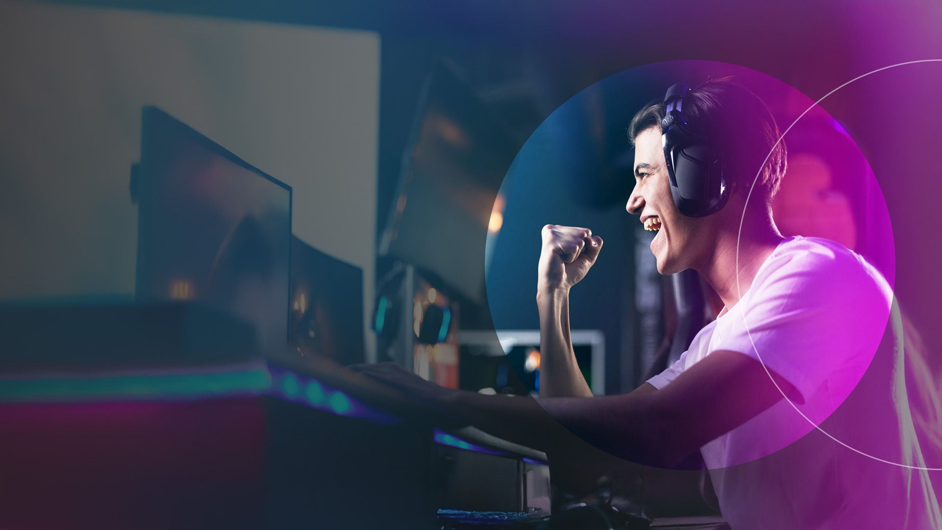 Mand, der jubler, mens han spiller computerspil.