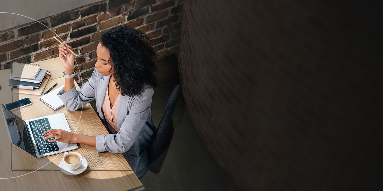 אשת עסקים עובדת על מחשב נייד.