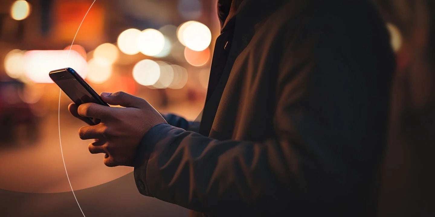 תקריב של גבר המשתמש בסמארטפון.