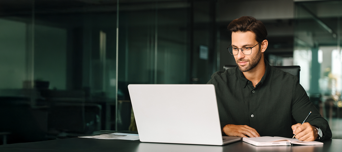 Man taking notes on the computer
