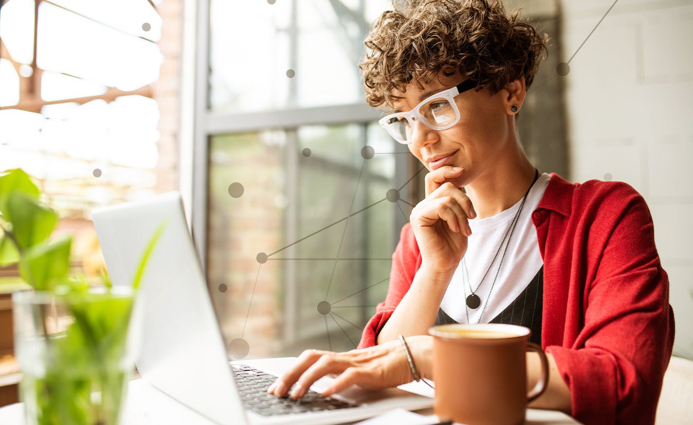 אישה עם מחשב נייד של HP בבית קפה