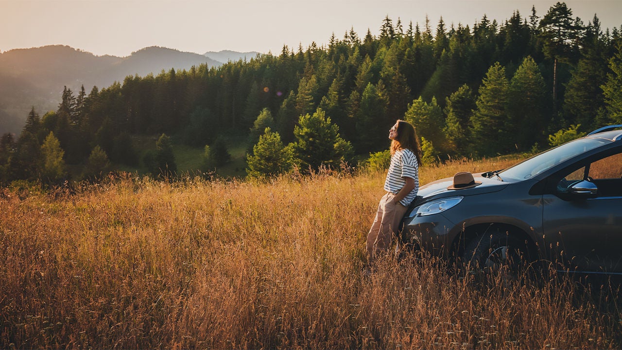 donna che guarda il mare greco